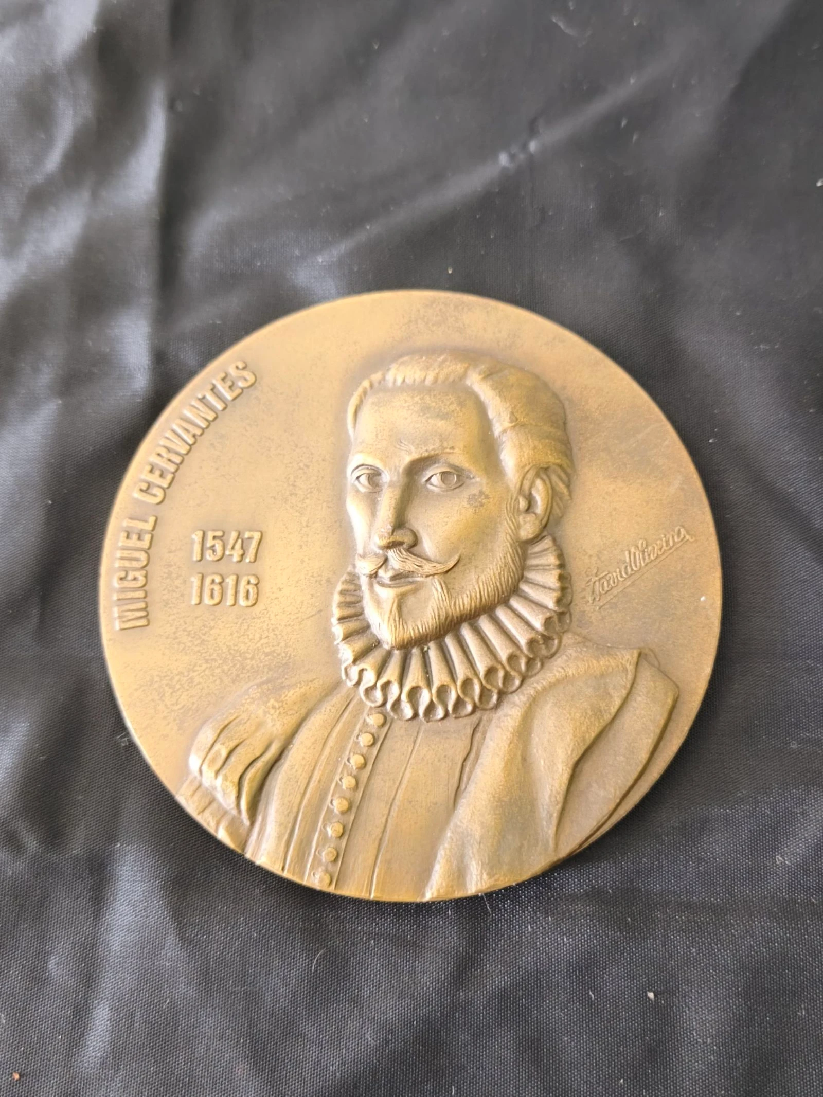 Medalha comemorativa de Miguel de Cervantes.